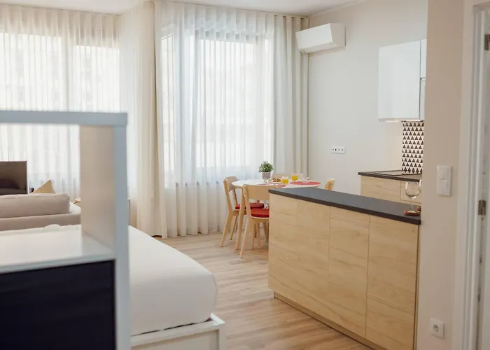 Trindade Deluxe By Hosty *